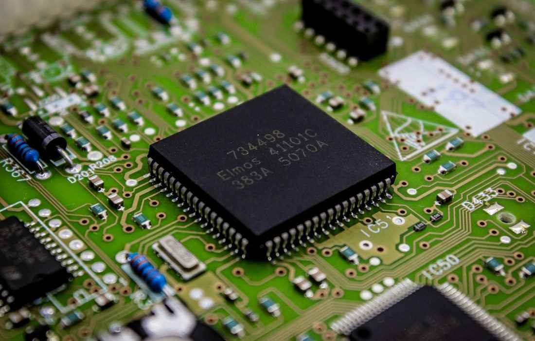 Integrated circuit on a printed circuit board. Illustrative photograph.